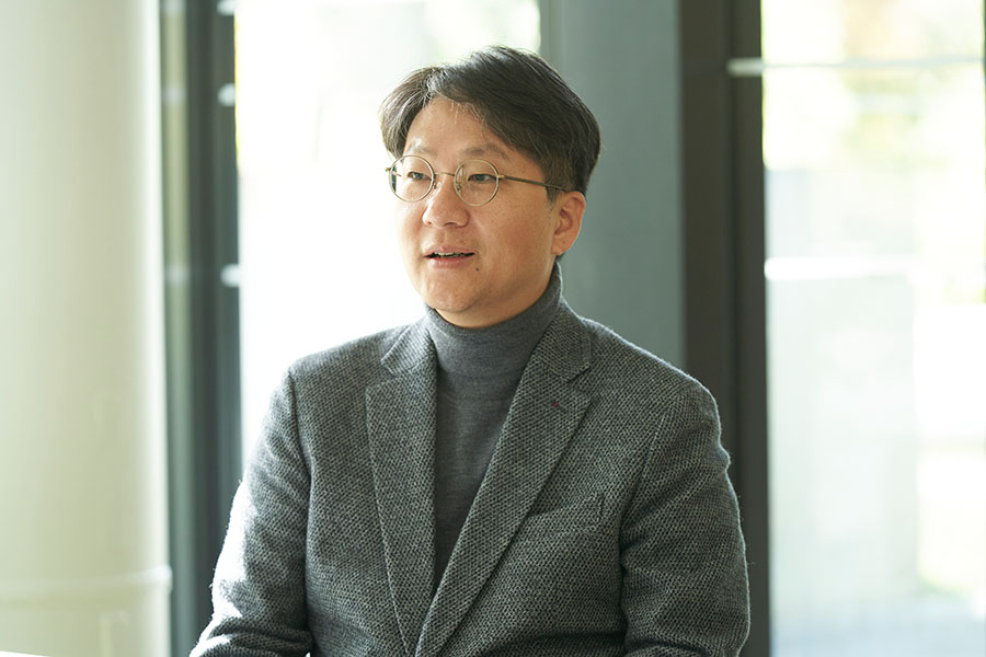 MIC Program Co-Chair Jae Sung Lee, a professor at Seoul National University
